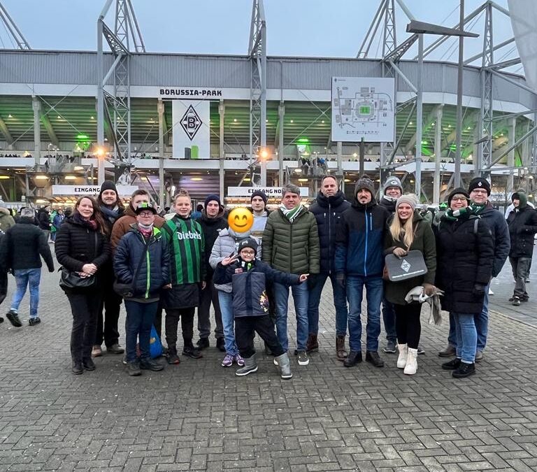 Wirtschaftsjunioren Mönchengladbach laden Kinder mit Handicap ins Fußballstadion ein